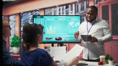 Komisyon danışmanı, orta yaşlı insanların emeklilik planı ve emeklilik seçeneği için finans uzmanıyla görüşmelerini vurguladı ve önemli şartlara işaret etti. Kamera B.