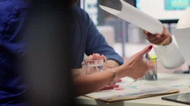 Finansal danışmanla birlikte ayrıntılı bir emeklilik planını inceleyen yaşlılar, hayat sigortası ve mali güvenlik için tasarruf konularına odaklanıyorlar. Olgun müşteriler ofis uzmanlarıyla tartışıyor. Kamera A.