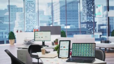Emeklilik planları, emeklilik maaşı ve aile harcamalarının güvence altına alınması için finansal uzmanların danışmanlık sunduğu lüks bir yerdeki boş sigorta şirketi modern ofisi.