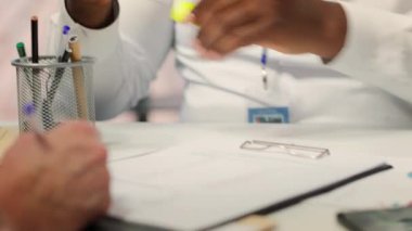 Orta yaşlı çift, emeklilik planlama konusunda finansal danışman ile finansal geleceklerini güvence altına almak için istişarede bulundu. Mali işler için profesyonel tavsiyeler alıyorum. Kamera A.