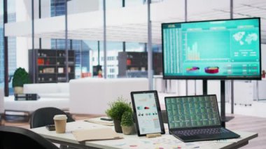 Finansal uzmanların ve bankacıların emeklilik planlaması, gelirlerinin ve aile giderlerinin güvence altına alınması için danışmanlık yaptığı kentsel alandaki boş bir sigorta acentesi..