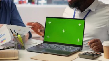 İzole edilmiş maket ekranın yanındaki yaşlılara emeklilik planları sunan bankacı, mükemmel emeklilik planını seçiyor. Kıdemli çift hayat sigortası danışmanına danışıyor. Kamera A.