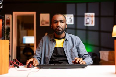 Esport yarışmasında rakiplerini yenmeye çalışan Afrikalı Amerikalı bir adam performansından memnun değil. BIPOC oynatıcısını çok oyunculu video oyununda kaybederken üzer