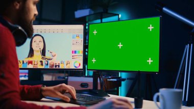 Fotoshoot 'un düzenlediği dijital portföy sergilenen yeşil ekran bilgisayarı üzerinde çalışan Freelancer. Mockup monitöründe en iyi fotoğrafları seçen fotoğraf editörü, yazılım arayüzü ile rötuşlama yapıyor