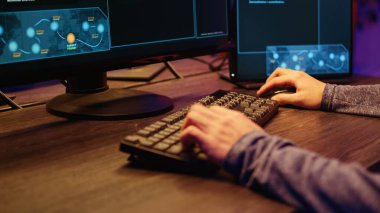 Gizli yeraltı sığınağındaki hackerlar klavyeye yazıyorlar, bilgisayarda kod satırları yazıyorlar, güvenlik sistemlerini virüsle geçmeye çalışıyorlar. Dolandırıcı metni hacklemeye çalışıyor, yakın çekim