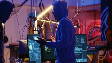 Kaçak hacker grup lideri gizli yeraltı üssünde yeni bir üyeyi karşıladı. Ürünlerini korumak için şirketler tarafından uygulanan kurcalama karşıtı önlemleri nasıl aşacağını öğretmeye hazır.