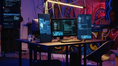 İleri teknoloji bilgisayar sisteminin boş depoda kötü niyetli bir kod çalıştırdığı görüntüler. Boş grafitilerdeki bilgisayar monitörleri, hackerların yasadışı faaliyetler yapmak için kullandıkları yeraltı sığınaklarını boyadı.
