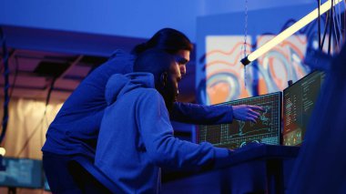 Diğer ülkelere karşı uluslararası casusluk savaşı yapmak için hükümet tarafından tutulan takım çalışması casusları, gelişmiş teknoloji bilgisayar ekipmanlarını kullanarak güvenlik duvarlarını aştılar.