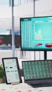 Vertical Video Boş Sigorta Ajansı, finans uzmanlarının ve bankacıların emeklilik planı için danışmanlık sundukları, gelirlerini ve aile giderlerini güvence altına aldığı kentsel bir alanda üst düzey bir ofis kurar..