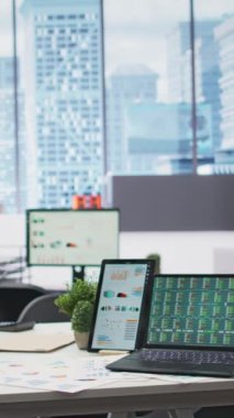 Vertical Video Boş modern ofis emeklilik ve emeklilik seçenekleri ile müşterilere yardımcı olmak için finans sigorta merkezi olarak kullanılır. Yatırım yapan emeklilere yardım işi.