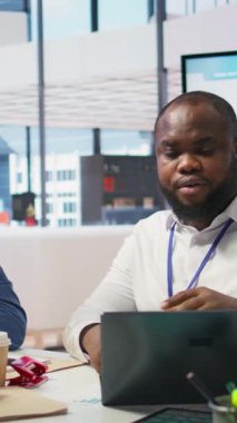 Emeklilik planlaması ve hayat sigortası hakkında finansal danışmanlık alan dikey Videolu Orta yaşlı insanlar, emeklilik planlarıyla tasarruflarını artırmaya odaklanıyorlar. Yaşlı çift bankacıyla görüşüyor.