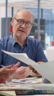 Vertical Video Finans Danışmanı, gelecekte tasarruf ve finansman sağlamak için hesap makinesi kullanarak üst düzey müşterilerine uygun bir emeklilik planı konusunda yardım ediyor. Finansal tahminler