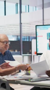 Vertical Video Finans Danışmanı, gelecekte tasarruf ve finansman sağlamak için hesap makinesi kullanarak üst düzey müşterilerine uygun bir emeklilik planı konusunda yardım ediyor. Finansal tahminler