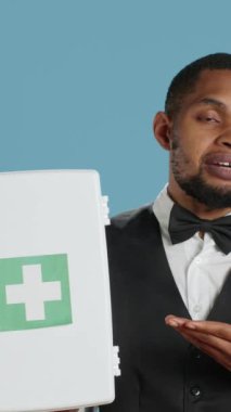 Dikey Video Otel hademesi tıbbi acil durumlar için kullanılan ilk yardım çantasını sunuyor. Sağlık ve ilaç reklamları. Belboy personeli konukseverlik sektöründe çalışıyor, tam donanımlı. Kamera A