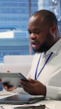 Dikey Video Yaşlılar emeklilik planlarını ve tasarruf artışını tartışmak üzere bir finans danışmanıyla görüşüyor. Ajans komisyoncusu ile finansal hedefler belirlemek