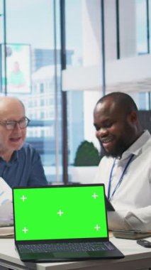 Vertical Video Finans bankacısı, yaşlı müşterileri ile birlikte tablet üzerinde bir fotokopi aletiyle çalışarak, emeklilik planları ve gelir ve hayat boyu tasarruflarını güvence altına almak için emeklilik seçenekleri sunuyor. Sigorta acentası