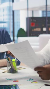 Finansal danışman ile birlikte detaylı bir emeklilik planını inceleyen Dikey Video Yaşlıları, hayat sigortası ve mali güvenlik tasarruflarına odaklanıyor. Olgun müşteriler ofis uzmanlarıyla tartışıyor