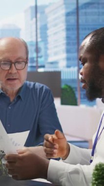 Vertical Video Senior çalışanları komisyoncuyla emeklilik finans stratejisini tartışıyor, gelecekteki gelir ve aile harcamalarını güvence altına almak için ajans uzmanlarından tavsiye alıyorlar. Hayat sigortası planlarının garantisi