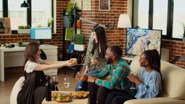 Çeşitli arkadaşlar Asyalı kadın için sürpriz doğum günü partisi düzenliyor. Oturma odasında ona düşünceli bir hediye veriyorlar. Neşeli bir grup insan ev sahibi yıldönümünü kutluyor, güzelce paketlenmiş hediyeler veriyorlar.