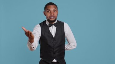 Beş yıldızlı otelde dost canlısı bir kapıcı misafirleri selamlıyor ve hizmetlerini sunuyor. Mükemmel bir konukseverlik sektörü personeli. Belboy tatil beldesindeki müşterilere lüks konfor sağlıyor. Kamera B.