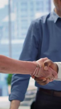 Vertical Video Senior çalışanları emeklilik ve emeklilik planlama konusunda danışmanlık yapıyor, hayat sigortası ve tasarruflarla geleceği güvence altına almak için el sıkışıyor. Modern olarak finansal seçenekler