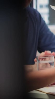Finansal danışman ile birlikte detaylı bir emeklilik planını inceleyen Dikey Video Yaşlıları, hayat sigortası ve mali güvenlik tasarruflarına odaklanıyor. Olgun müşteriler ofis uzmanlarıyla tartışıyor