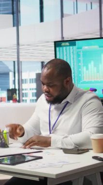 Emeklilik planlama konusunda bir finans planlayıcısına danışan Dikey Video Yaşlıları, gelecekteki mali istikrar için tasarruf ve yatırımlarının optimize edilmesini güvence altına alıyor. Yatırım yapmayı planlıyorum.