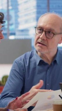 Dikey Video Orta yaşlı insanlar, kaygısız emeklilik planlarıyla ilgili danışmanlık ve yardım istiyorlar. Para ve aile giderleri planları, hayat sigortası danışmanına danışmak