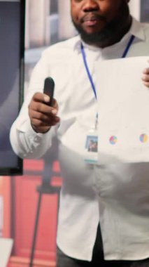 Önemli sözleşme şartlarını vurgulayan Dikey Video Sigorta komisyoncusu, kıdemli çiftle gelecekte emeklilik ve finans güvencesi için yeni bir emeklilik planı hakkında görüştü. Danışma danışmanı