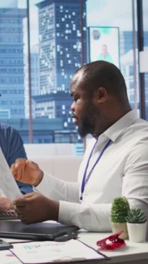 Dikey Video Olgun çifti, emeklilik planlama, tasarrufların artırılması ve uzun vadeli mali güvence konularında uzman danışmanı alıyor. Hayat sigortası ve fon danışmanlığı