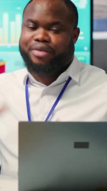 Modern bir ofiste olgun insanlara emeklilik planlarını açıklayan Dikey Video Sigorta Danışmanı, emeklilik seçenekleri için mali danışmanlık ve danışmanlık sunuyor. Tasarruf güvencesi için yatırım stratejisi