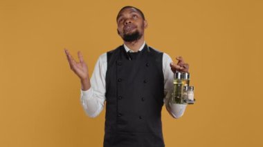 Stüdyoda Tanrı 'ya dua eden, dine ve ruhaniyete inanan yemek servisi görevlileri. Dindar garson İsa 'ya sarı arka plan için dua ediyor. Kamera B.