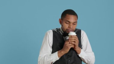 Kapıcı, uzun bir gece vardiyasından sonra bir fincan kahve içiyor. Konukseverlik ve turizm sektöründe çalışıyor. Kapıcı çocuk serin bir kafein servisi yapıyor, kapıcı servisi. Kamera A.