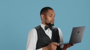 Belboy kapıcısı rezervasyondan önce konuklara video bağlantısı kurarak beş yıldızlı tatil merkezinin rahatlığını açıklıyor. Otel kapıcısı müşterileriyle online konferansta görüşüyor. Kamera A.
