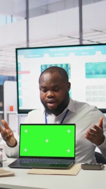 Dikey Video Bankeri, izole edilmiş model ekranın yanındaki yaşlılara emeklilik planları sunarak mükemmel bir emeklilik planı sunuyor. Kıdemli çift hayat sigortası danışmanına danışıyor. Kamera.