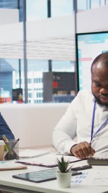 Vertical Video Financial planlamacısı emeklilik fonlarını artırmak ve hayat tasarruflarını korumak için çeşitli emeklilik stratejisi olan yaşlı bir çifte yardım ediyor. Aile giderlerini karşılamak için çeşitli seçenekleri araştırıyorum. Kamera.