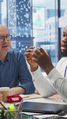 Yatay Video Yaşlıları, tasarruf, emeklilik planları ve yatırımlar da dahil olmak üzere kapsamlı emeklilik stratejilerini araştırmak üzere bir finans uzmanıyla bir araya geldiler. Finansı güvence altına almak için seçenekleri araştırıyorum.