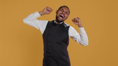 Gece vardiyasından sonra esneme ve esneme hareketleri yapan yorgun bir garson. Stüdyoda uyuyakalan uykulu bir çalışan. Konukseverlik sektörü çalışanları müşteri hizmetlerinde çalışır. Kamera B.