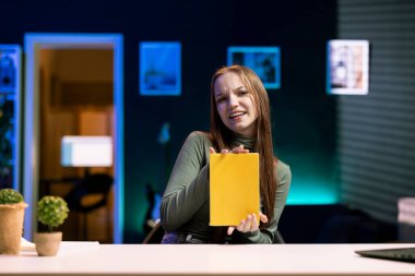 Gen Z, online yayın yapan kanal izleyicileri için edebiyat eleştirisi yapıyor. Genç medya yıldızı yeni kitap yayınının önemi hakkında yorum yapıyor, stüdyoda izleyiciler için video denemesi yapıyor.