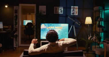 Tüm düşman uzay araçlarını ve SF oyununun bitiş seviyesini yok ettikten sonra Afrikalı Amerikalı oyuncular kazanıyor. Patronu yendikten ve galaksiyi kurtardıktan sonra ultra-geniş ekranda gösterilen video oyununda muzaffer oyuncu