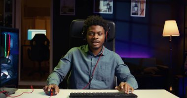 Profesyonel oyuncu son teknoloji oyun düzeneği kullanarak online çok oyunculu bir maça katılıyor. BIPOC çalışanı canlı yayın sırasında video oyunları oynayan izleyicileri cezbediyor