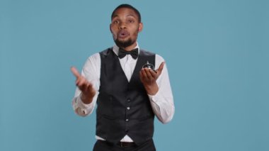 Profesyonel komi servis zilini çalıyor ve otel çalışanlarından mükemmel bir lüks konsiyerj yardımı alıyor. Dost canlısı kapıcı, smokin giyen misafirleri karşılıyor. Kamera B.