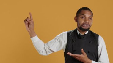 Sağda solda dost canlısı restoran çalışanları büyük müşteri hizmetleri için reklam yapıyor. Garson, yemek sektöründe profesyonellik gösteriyor. Kamera A.