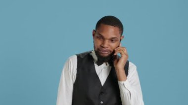 Üniformalı otel görevlisi, akıllı telefon görüşmesinde oda rezervasyonu yapar, beş yıldızlı oteldeki müşteriler için konaklama yeri kurar. Belboy stüdyodaki misafirlere konforu açıklıyor. Kamera A.