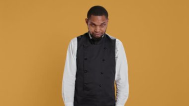 Yetenekli garsonlar beş yıldızlı restoranlarda müşterilerine el sallıyor, konukseverlik ve yemek servisi yapıyor. Çalışan garsonlar müşterileri yemeğe davet eder, profesyonellik. Kamera B.