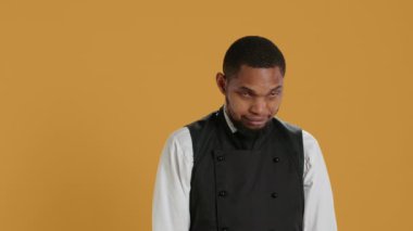 Yetenekli garsonlar beş yıldızlı restoranlarda müşterilerine el sallıyor, konukseverlik ve yemek servisi yapıyor. Çalışan garsonlar müşterileri yemeğe davet eder, profesyonellik. Kamera A.