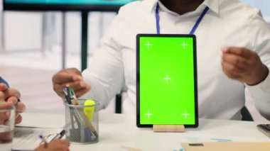 Danışman, ofisteki üst düzey müşterilere, emeklilik ve emeklilik planı danışmanlığı toplantısının fotokopi çekimini sunuyor. Finansal danışman orta yaşlı insanlara mali konularda yardımcı olur. Kamera A.