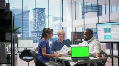 Banker üst düzey çiftlere doğru emeklilik planını seçmeleri için rehberlik ediyor, modern ofiste dizüstü bilgisayarları var. Yaşlılar finansal seçenekler konusunda sigorta acentesine danışıyor. Kamera B.