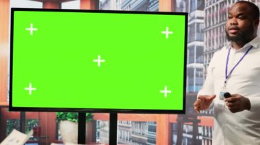 Yaşlı çiftler, emeklilik planı seçeneklerini araştırarak ve emeklilik maaşlarını güvence altına alarak, serginin yanında bir finans komisyoncusuyla buluşuyor. Mali planlama stratejisi. Kamera A.