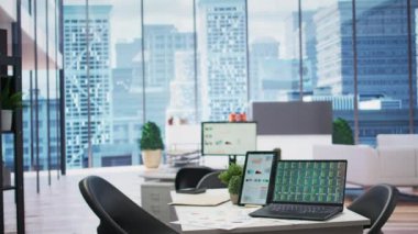 Boş modern ofis, emeklilik ve emeklilik seçenekleri konusunda müşterilere yardım etmek için finansal sigorta merkezi olarak kullanılıyor. Yatırım yapan emeklilere yardım işi.